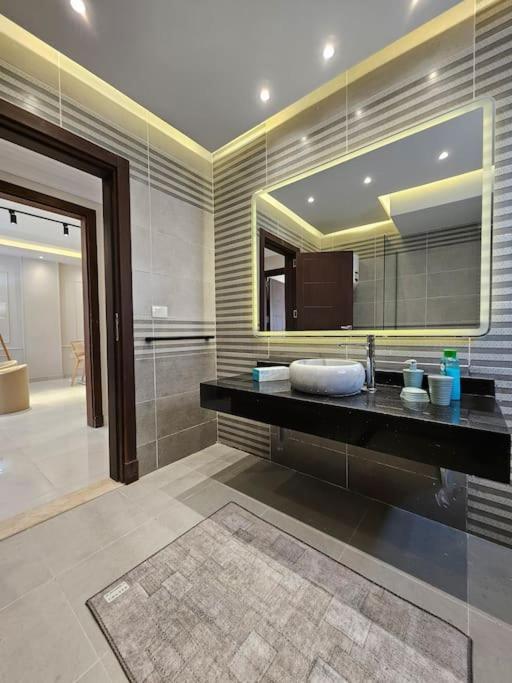 Luxury 2 Bedroom By A1 - 101 Apartment *